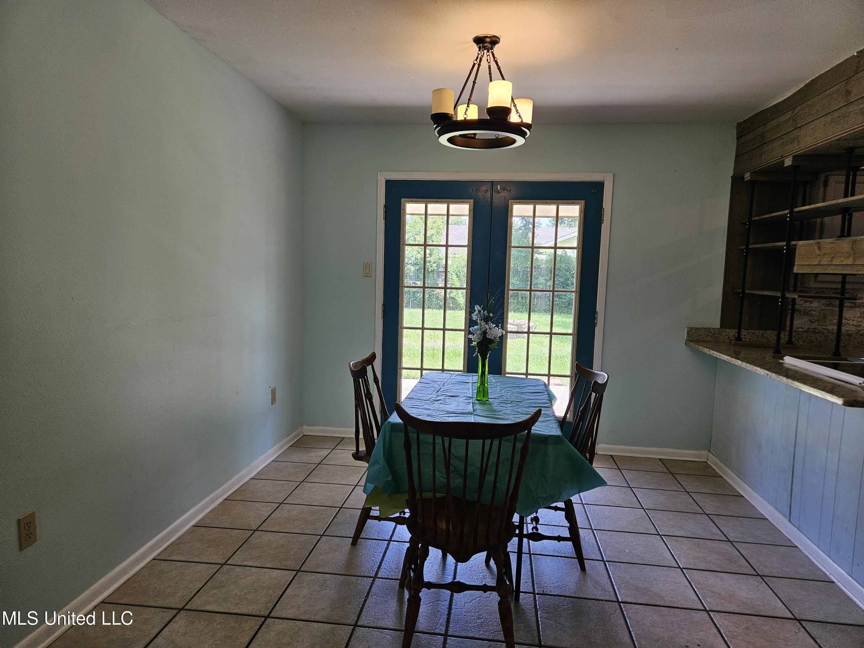 10646 Plummer Circle Gulfport, MS 39503 - Photo 5 of 43 Dining room v4
