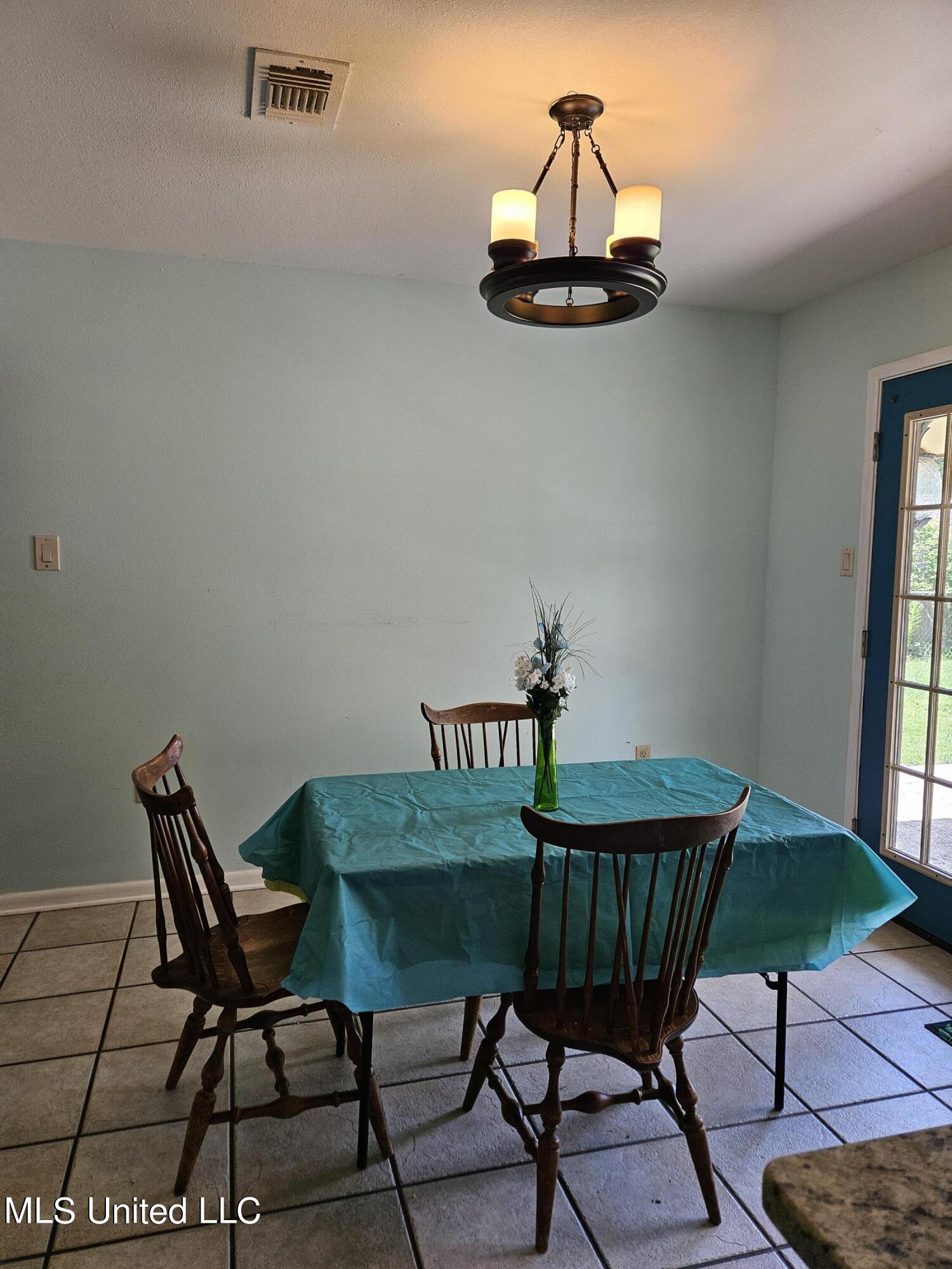 10646 Plummer Circle Gulfport, MS 39503 - Photo 6 of 43 Dining room