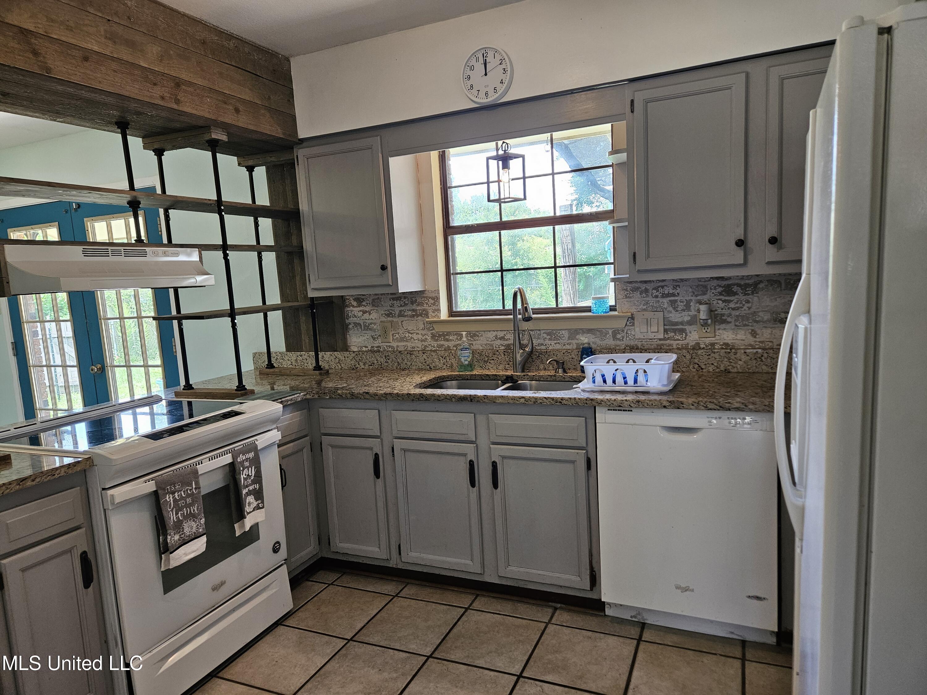 10646 Plummer Circle Gulfport, MS 39503 - Photo 9 of 43 Kitchen v7