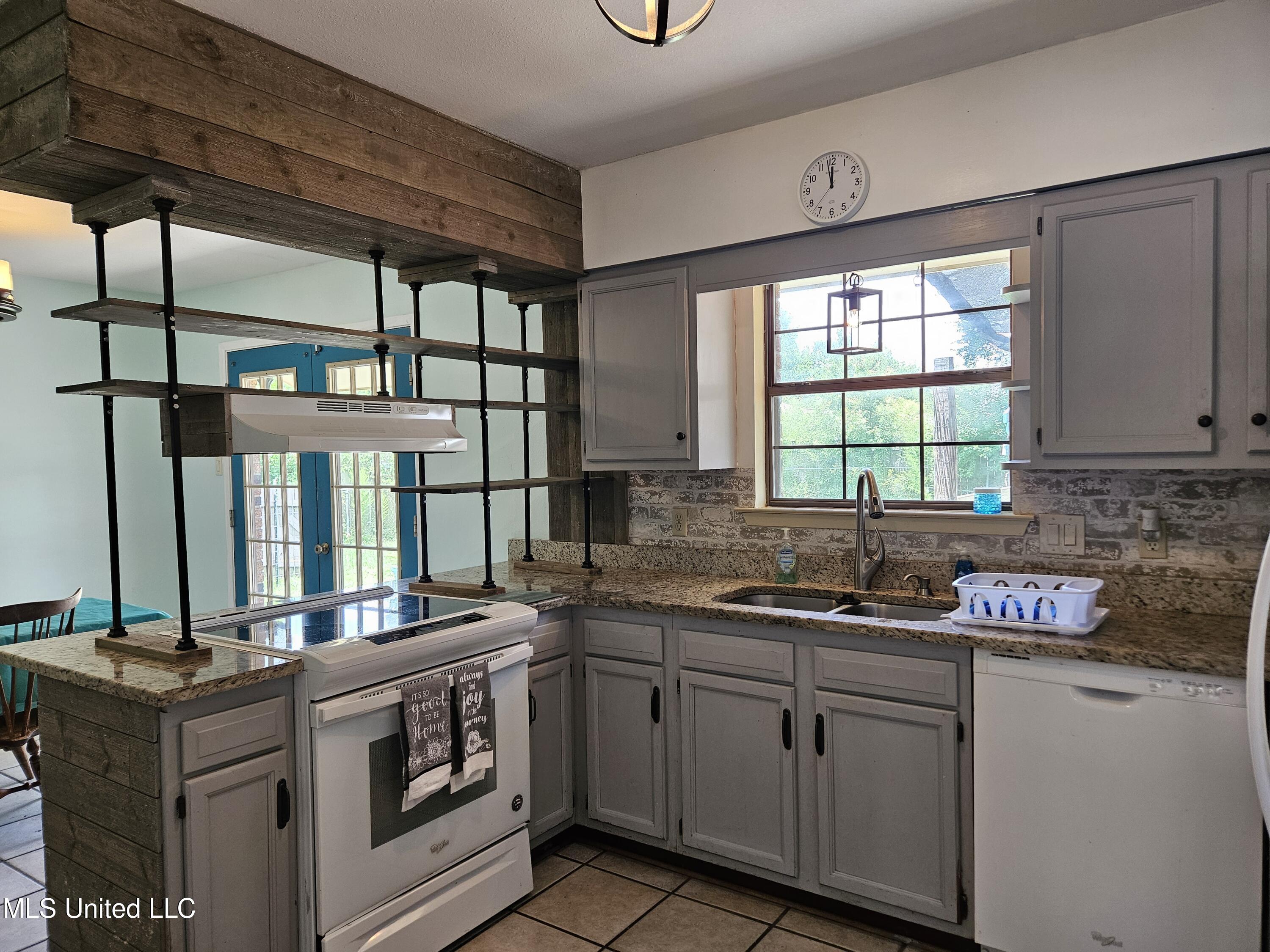 10646 Plummer Circle Gulfport, MS 39503 - Photo 10 of 43 Kitchen v5