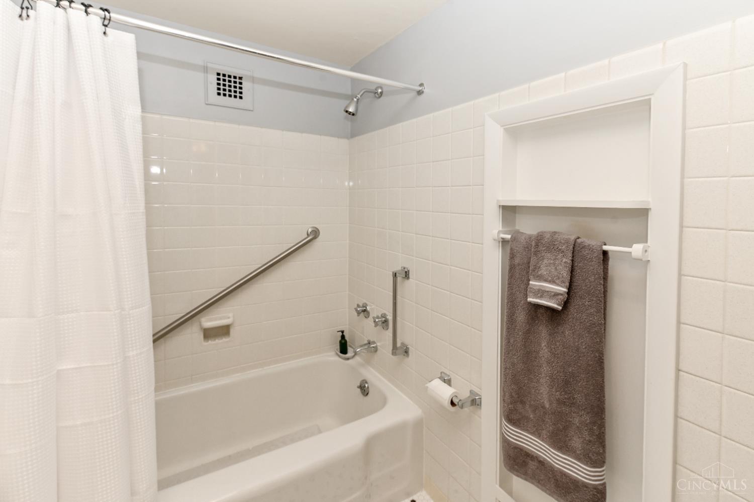 2324 Madison Road, Unit 209 Cincinnati, OH 45208 - Photo 18 of 36 Gallery Image 18