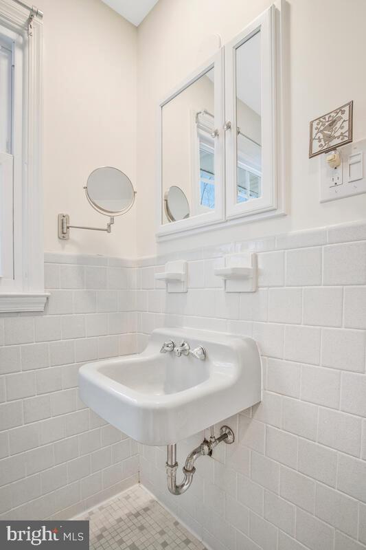 2512 Lawnside Road Lutherville-Timonium, MD 21093 - Photo 28 of 53 Primary full bath en suite