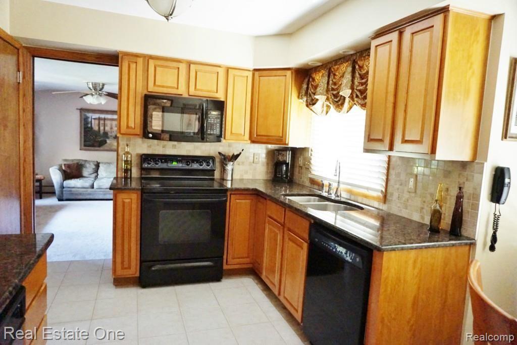 31 Shagbark Drive Rochester, MI 48309 - Photo 7 of 27 7 KITCHEN #1.jpg