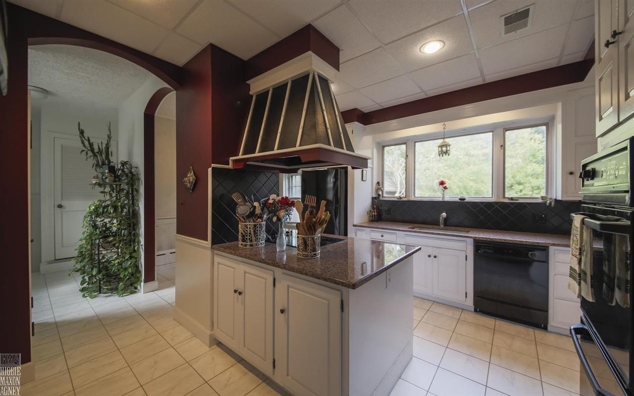 1015 Bishop Road Grosse Pointe, MI 48230 - Photo 18 of 55 31265379-17.JPG