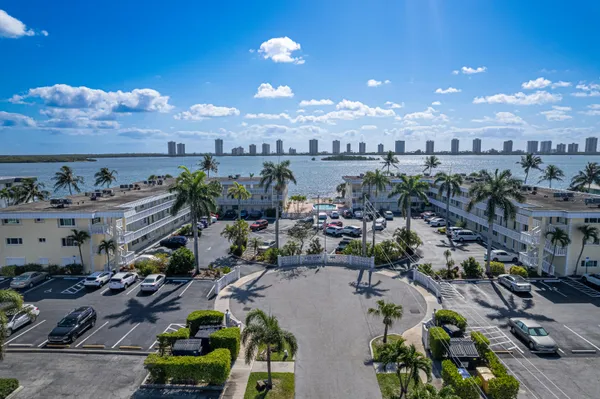 $230,000 | 101 Doolen Court, Unit 201, North Palm Beach, FL 33408