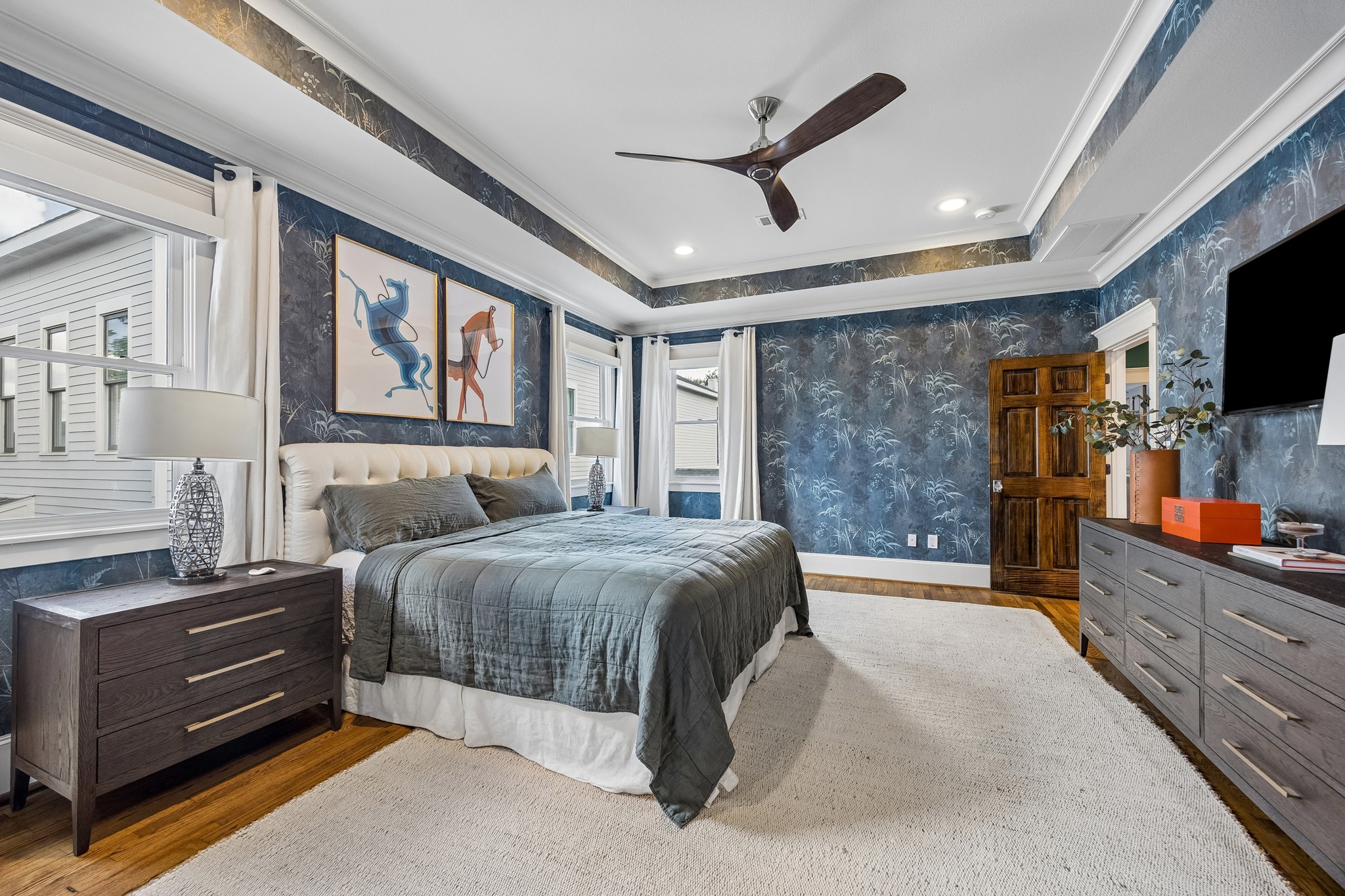 335 West 23rd Street Houston, TX 77008 - Photo 18 of 40 a spacious bedroom with a bed and a flat screen tv