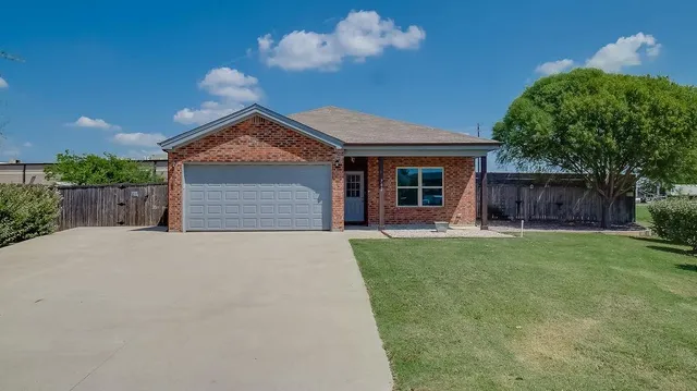 $299,000 | 702 Dixie Lane, Whitewright, TX 75491