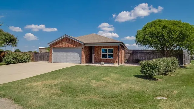 $299,000 | 702 Dixie Lane, Whitewright, TX 75491