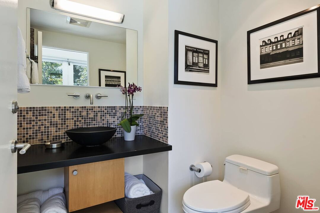 12310 Rochedale Lane Los Angeles, CA 90049 - Photo 34 of 53 a bathroom with a toilet a sink and mirror