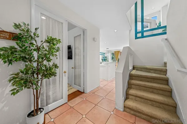 a view of entryway with a potted plant