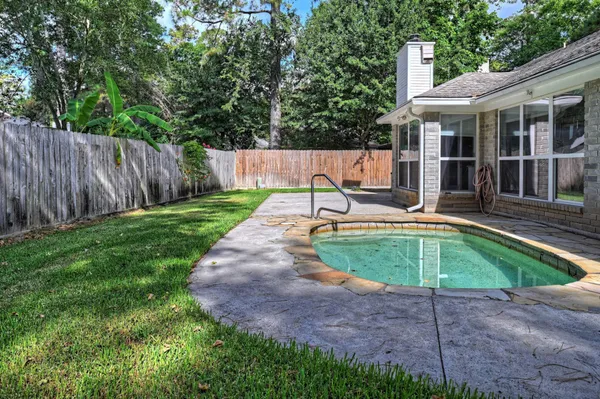 $450,000 | 15 White Bark Place, The Woodlands, TX 77381