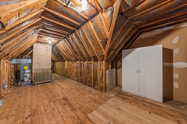 a view of backyard with pathway