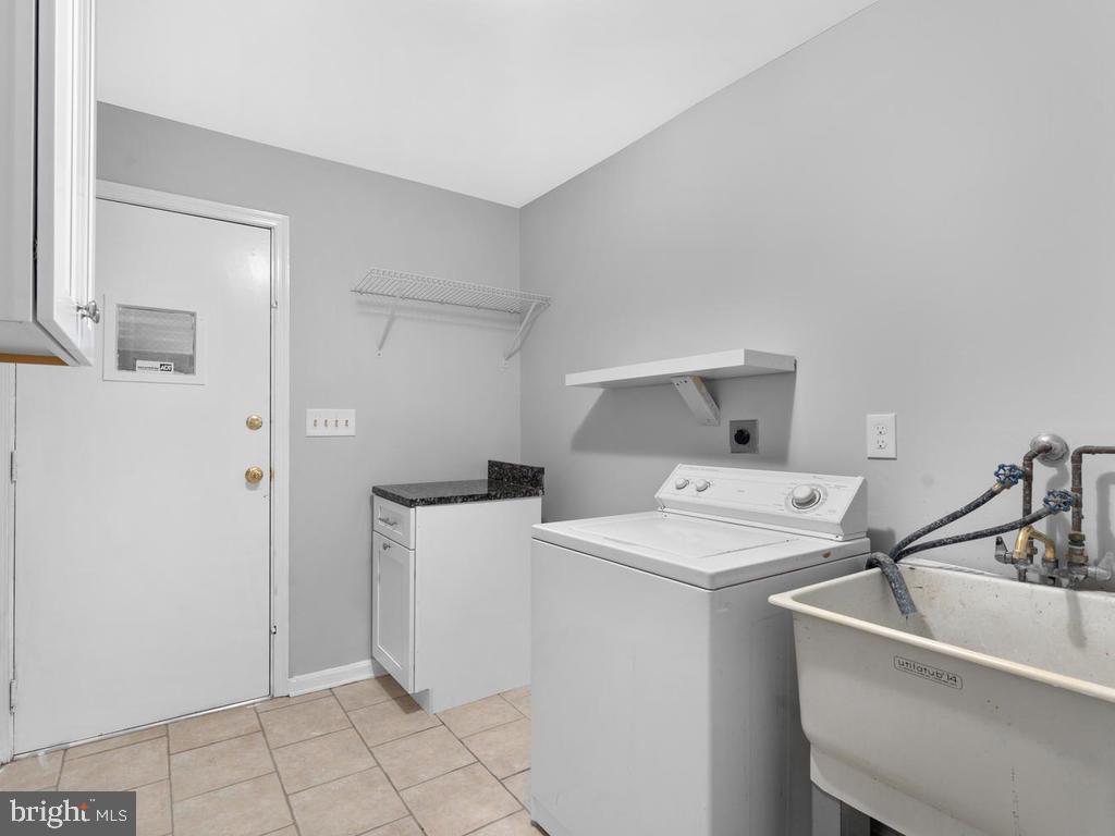 15121 Middlegate Road Silver Spring, MD 20905 - Photo 12 of 32 a utility room with dryer and washer