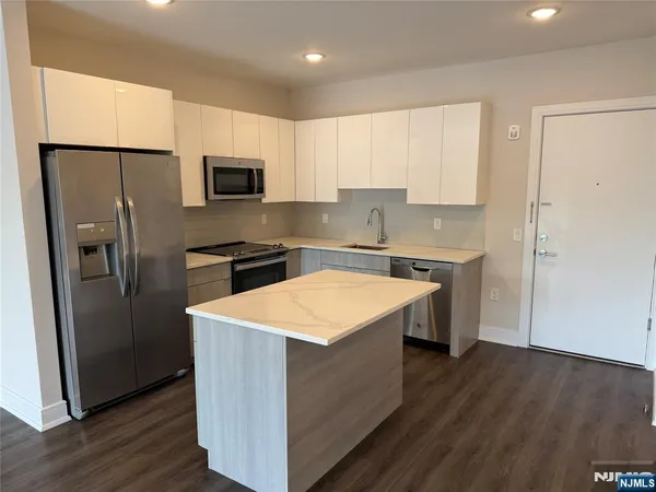 $3,095 | 470 Main Street, Unit 610, Fort Lee, NJ 07024