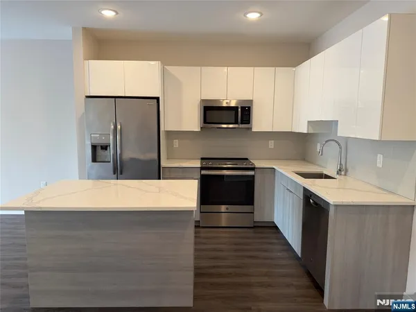 $3,095 | 470 Main Street, Unit 610, Fort Lee, NJ 07024