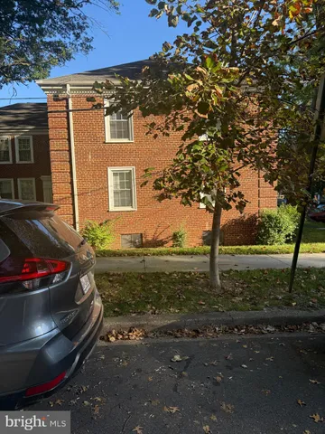 a view of a backyard with pathway