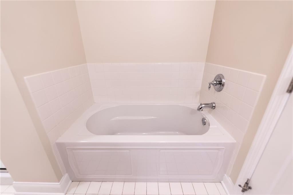 5859 Beacon Street, Unit 2003 Pittsburgh, PA 15217 - Photo 24 of 42 Primary En-Suite