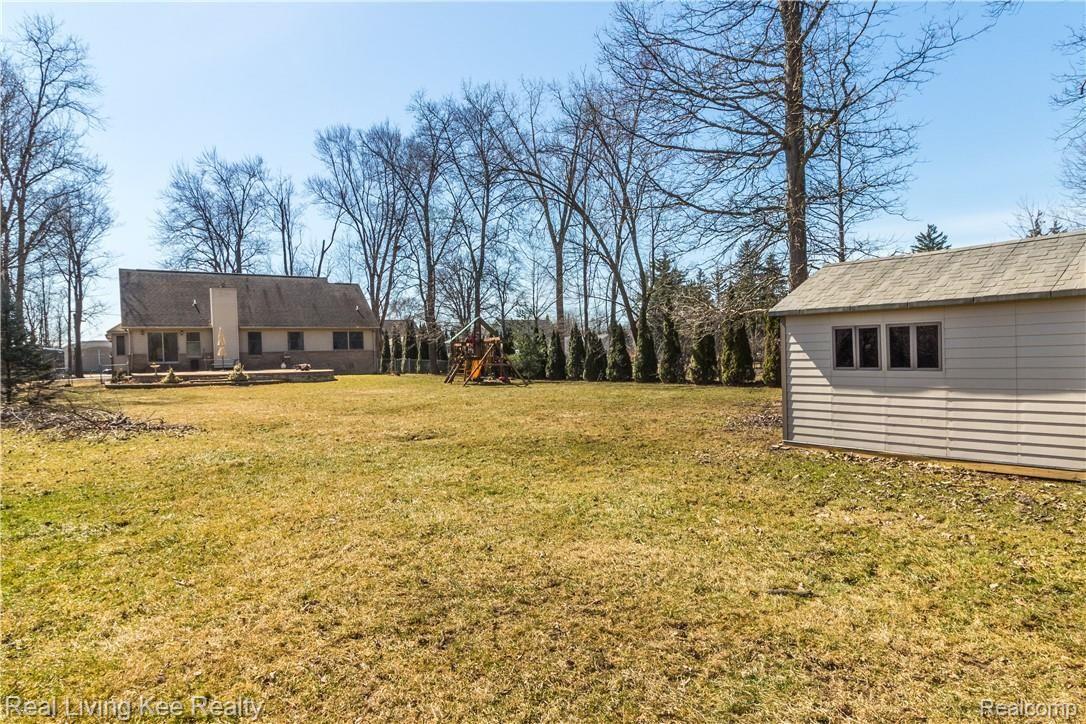 1582 West Auburn Road Rochester, MI 48309 - Photo 31 of 73 Exterior 8.jpg