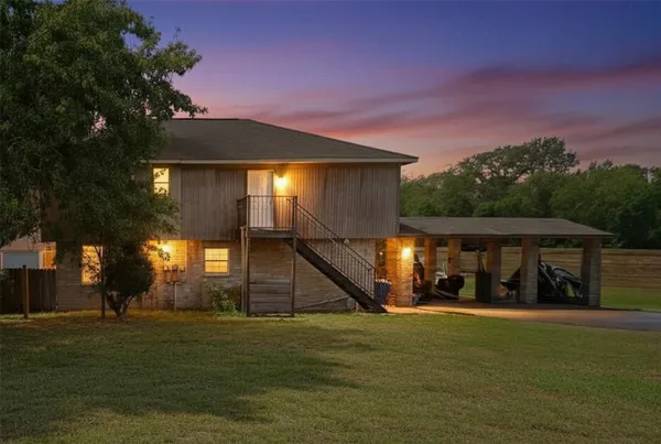 a view of a house with a yard