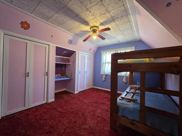 a view of a livingroom with a workspace