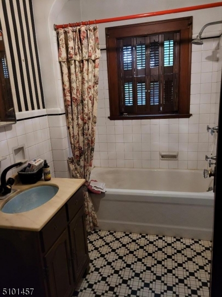 57 Voorhees Corner Road Flemington, NJ 08822 - Photo 8 of 11 a bathroom with a sink and a bathtub