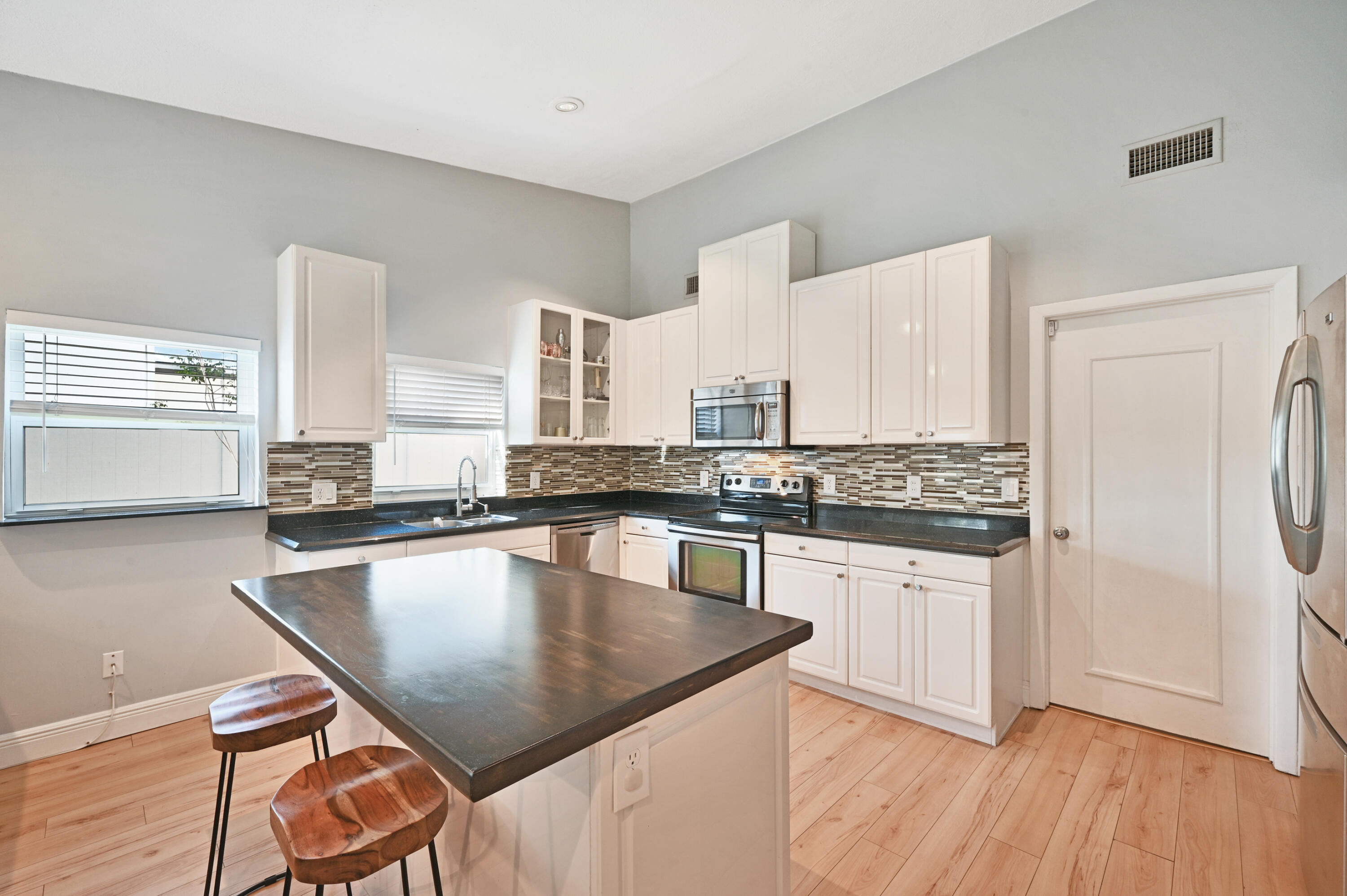 3101 Cardinal Drive Delray Beach, FL 33444 - Photo 7 of 26 Kitchen