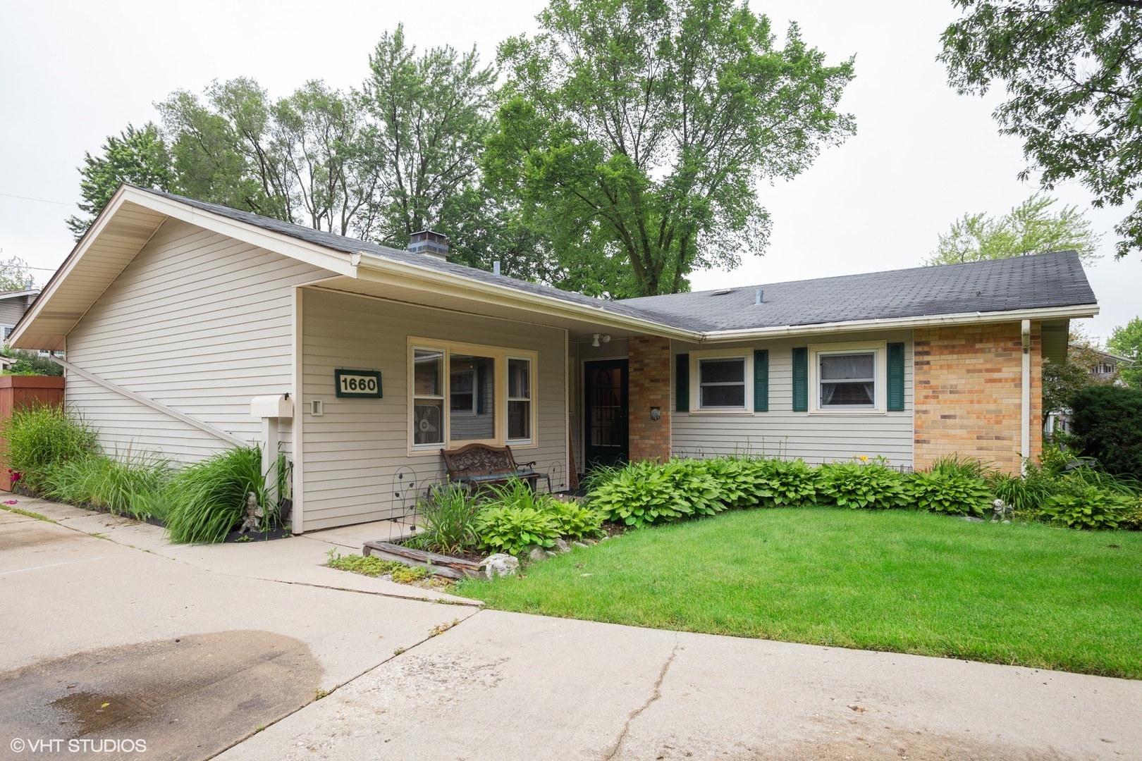 1660 Dennison Road Hoffman Estates, IL 60169 - Photo 2 of 14