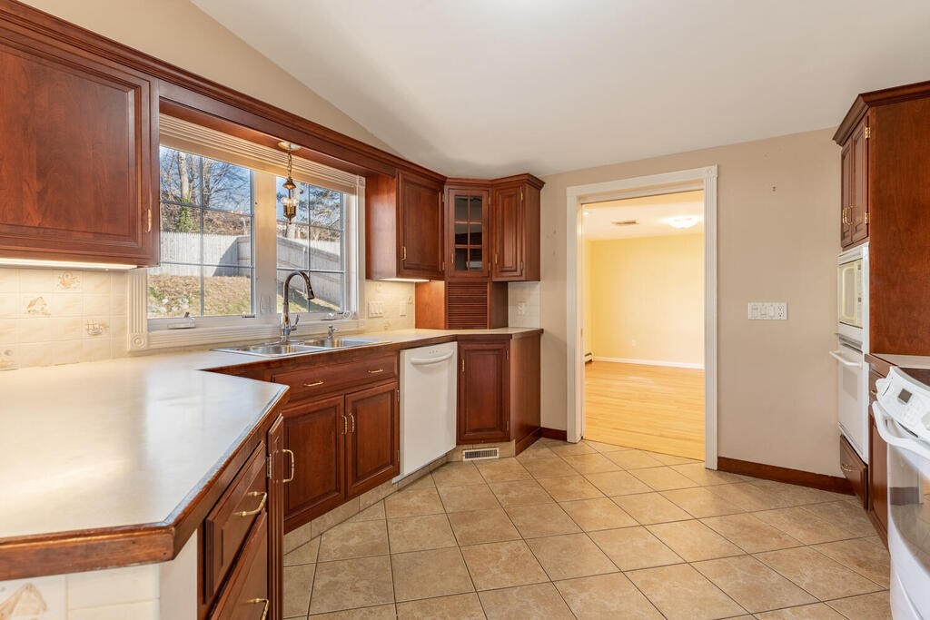16 Roosevelt Road Cumberland, RI 02864 - Photo 12 of 24 Gallery Image 12