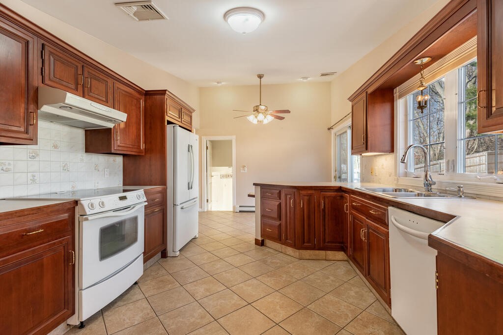 16 Roosevelt Road Cumberland, RI 02864 - Photo 10 of 24 Gallery Image 10