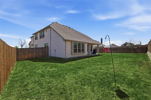 a view of a house with backyard and garden