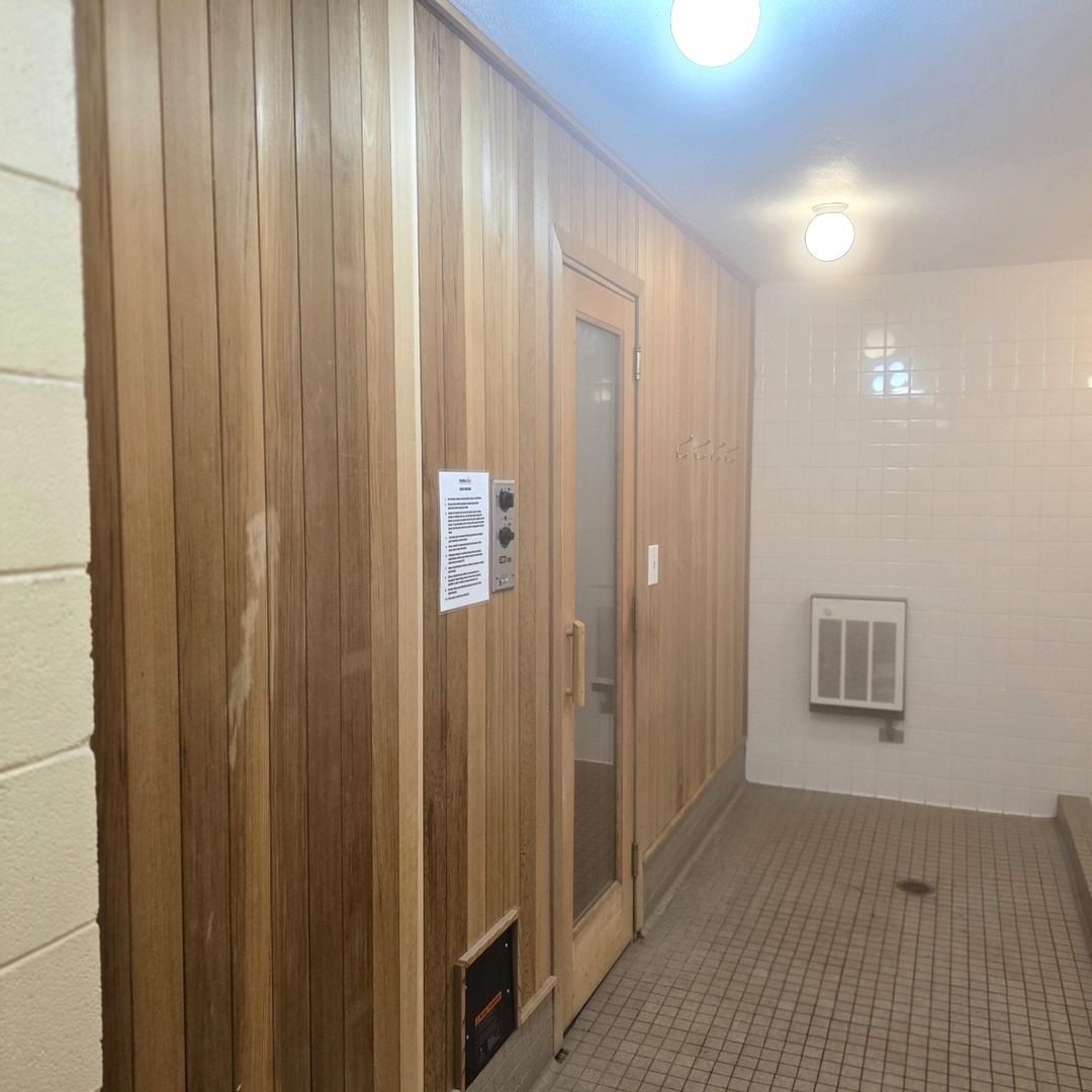 6033 North Sheridan Road, Unit 5G Chicago, IL 60660 - Photo 21 of 24 a view of a bathroom with shower curtain