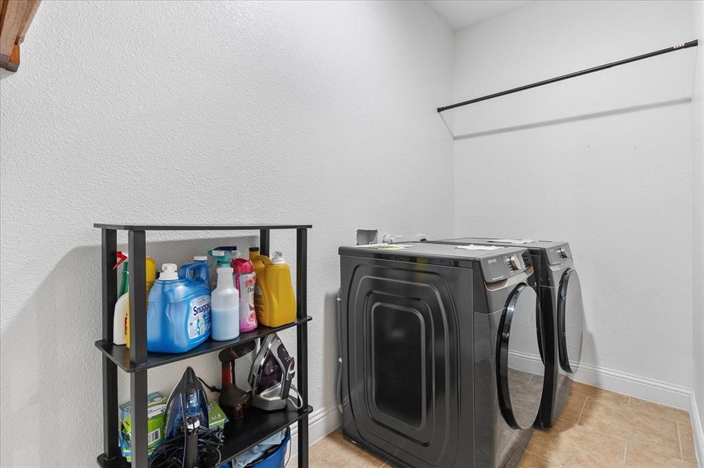 502 Ritchey Street Gainesville, TX 76240 - Photo 24 of 29 a utility room with dryer and washer