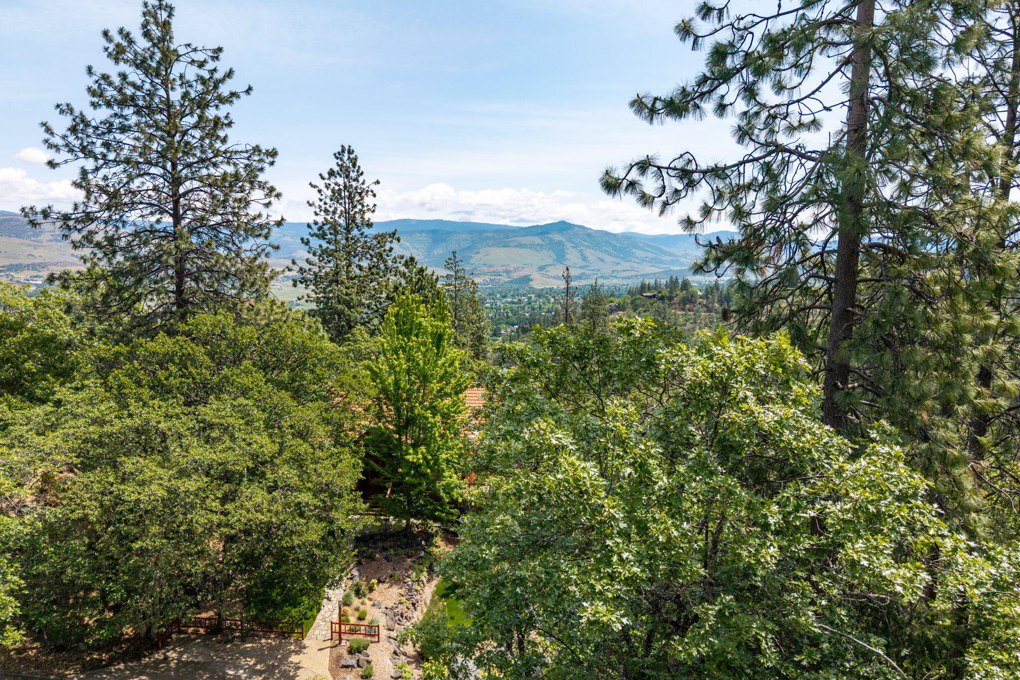 390 Strawberry Lane Ashland, OR 97520 - Photo 12 of 19 ApxSL (12)