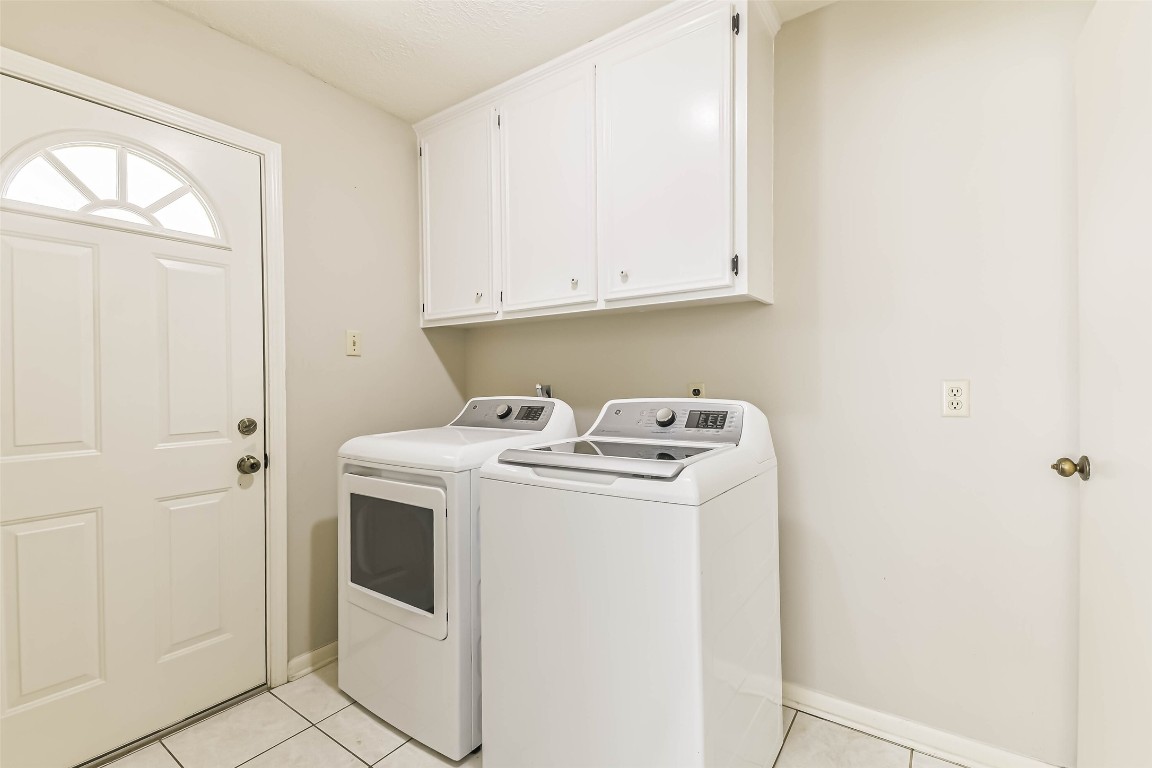 6915 Chancellor Drive Spring, TX 77379 - Photo 19 of 37 a utility room with dryer and washer