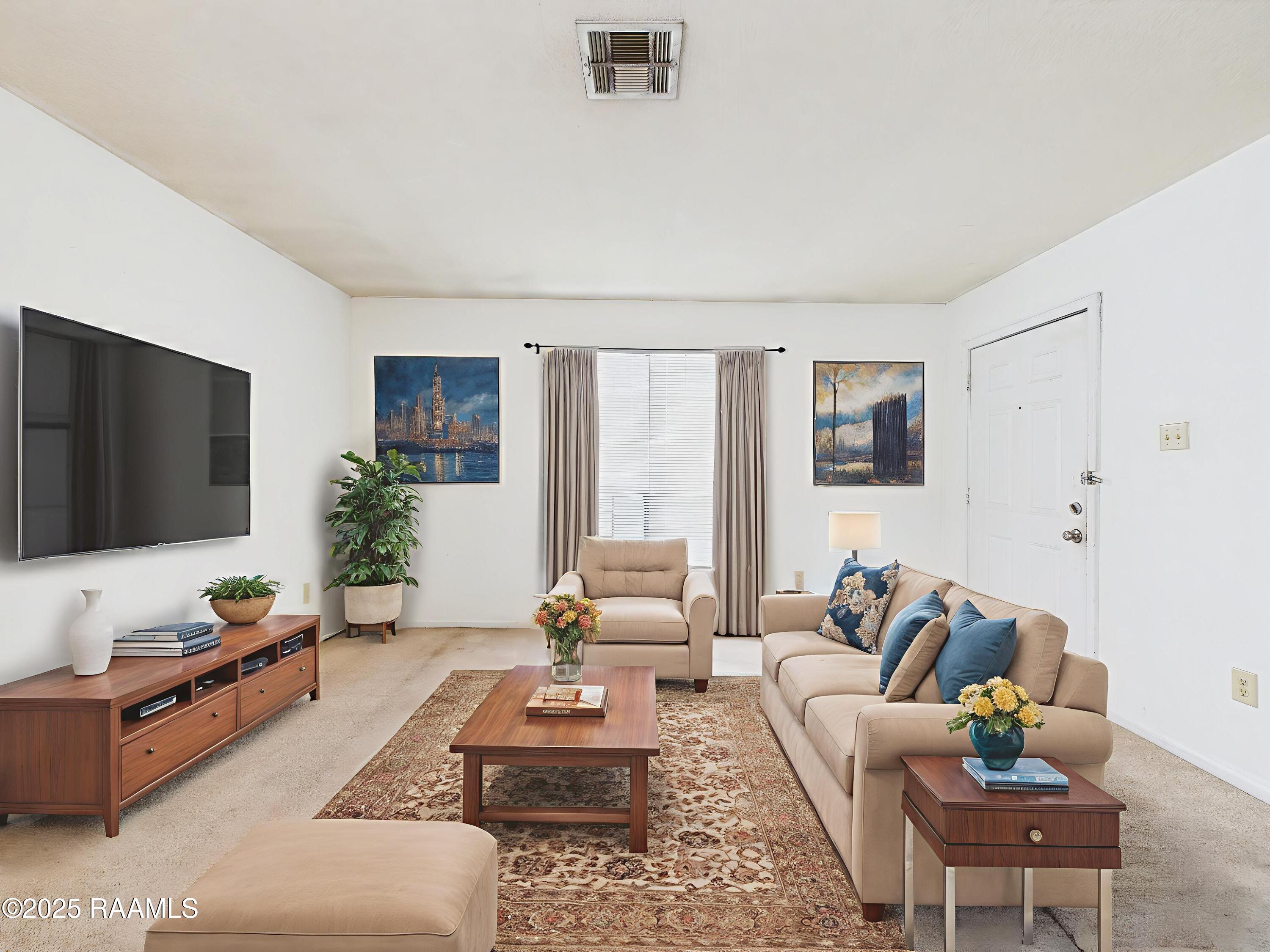 114 Hummingbird Lane, Unit D Lafayette, LA 70506 - Photo 5 of 27 Living room (3)