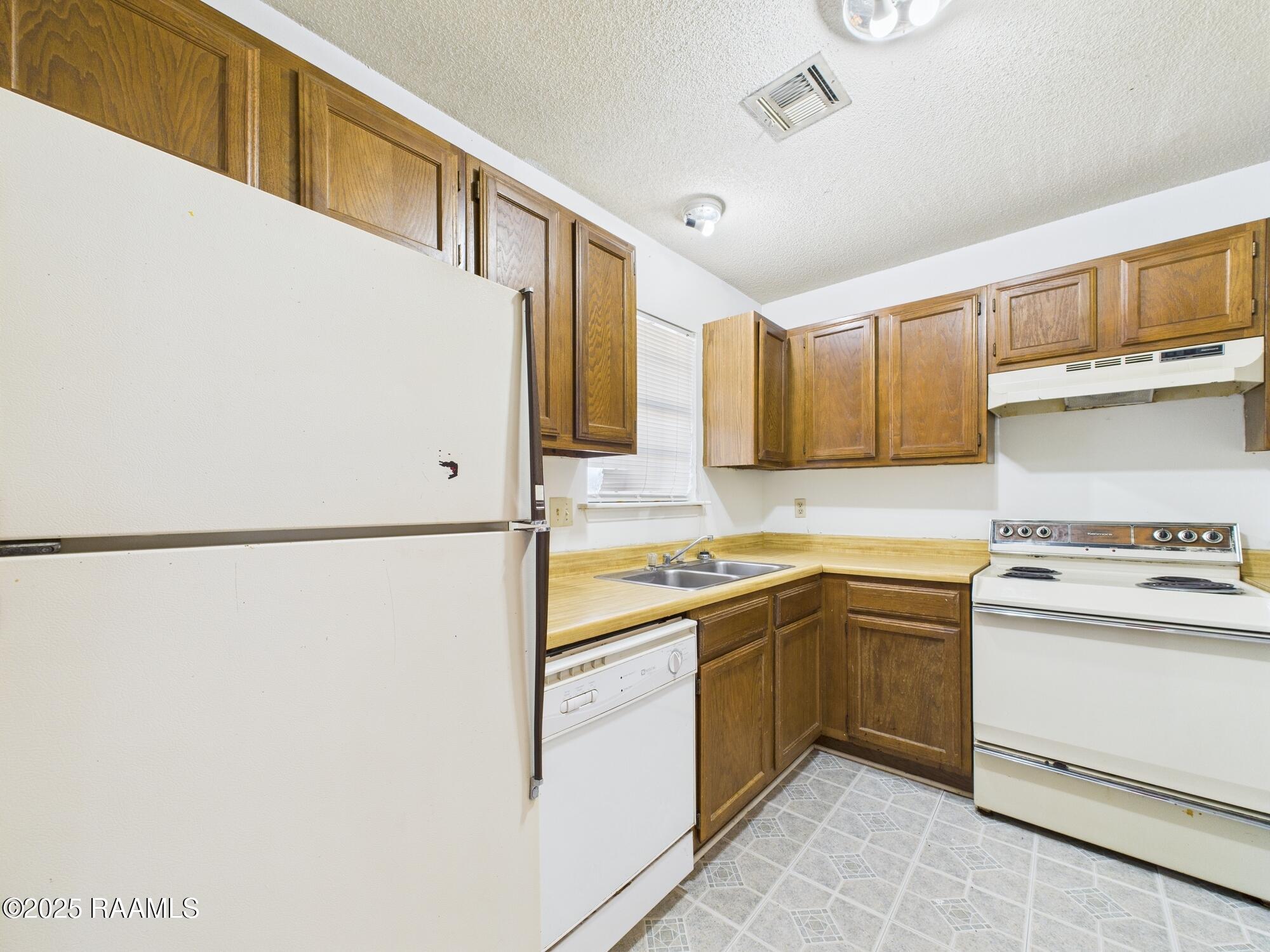 114 Hummingbird Lane, Unit D Lafayette, LA 70506 - Photo 9 of 27 CAM03866G0-PR0096-STILL002