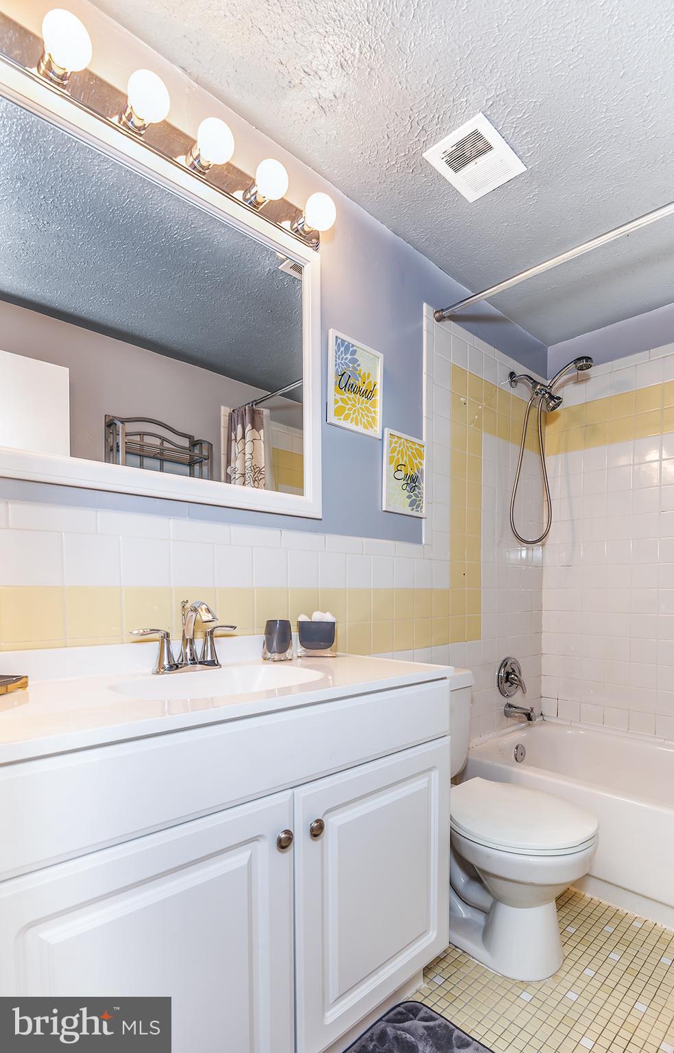 13643 Kingsman Road Woodbridge, VA 22193 - Photo 21 of 30 Bath