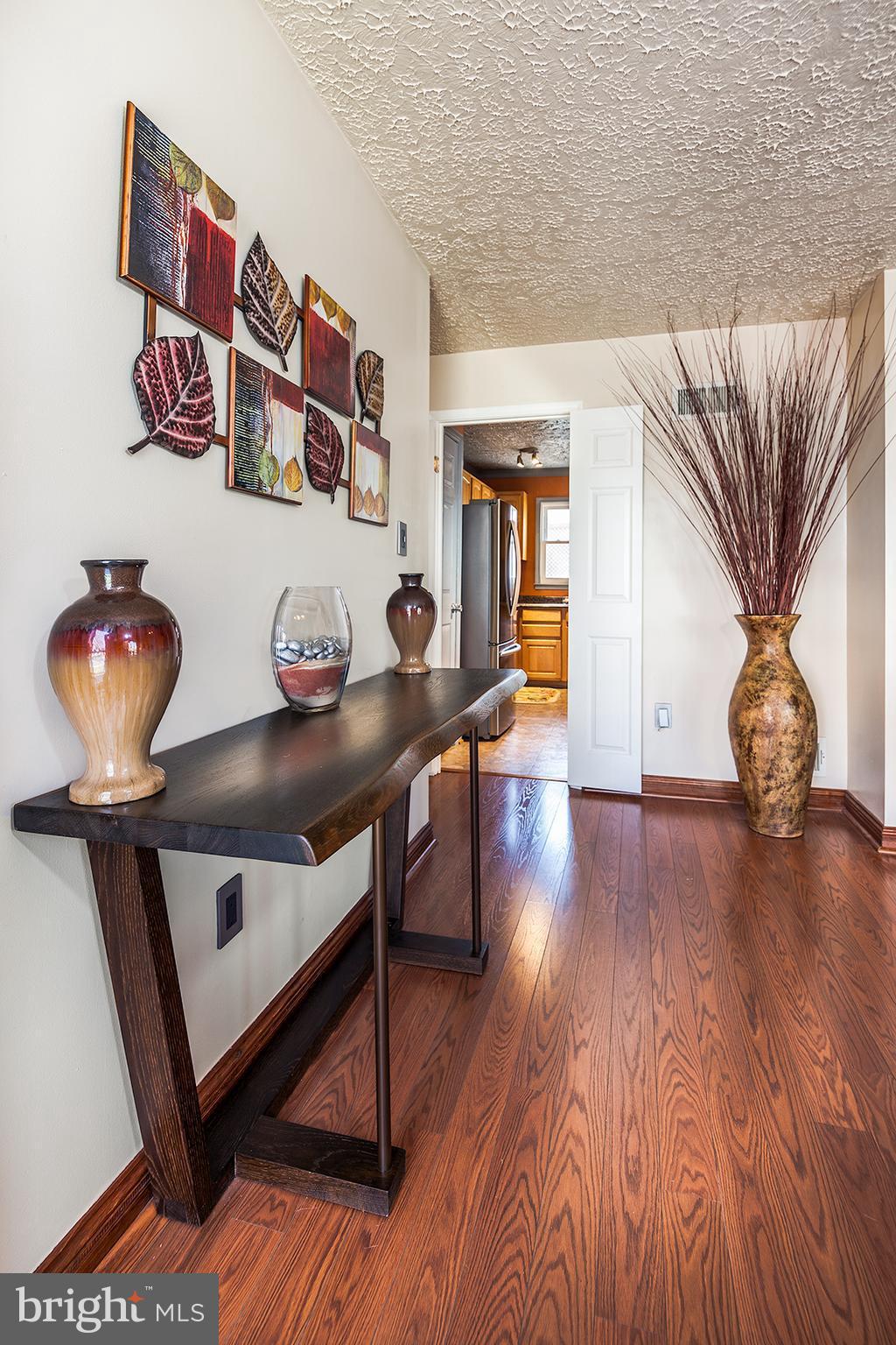 13643 Kingsman Road Woodbridge, VA 22193 - Photo 4 of 30 Living Room
