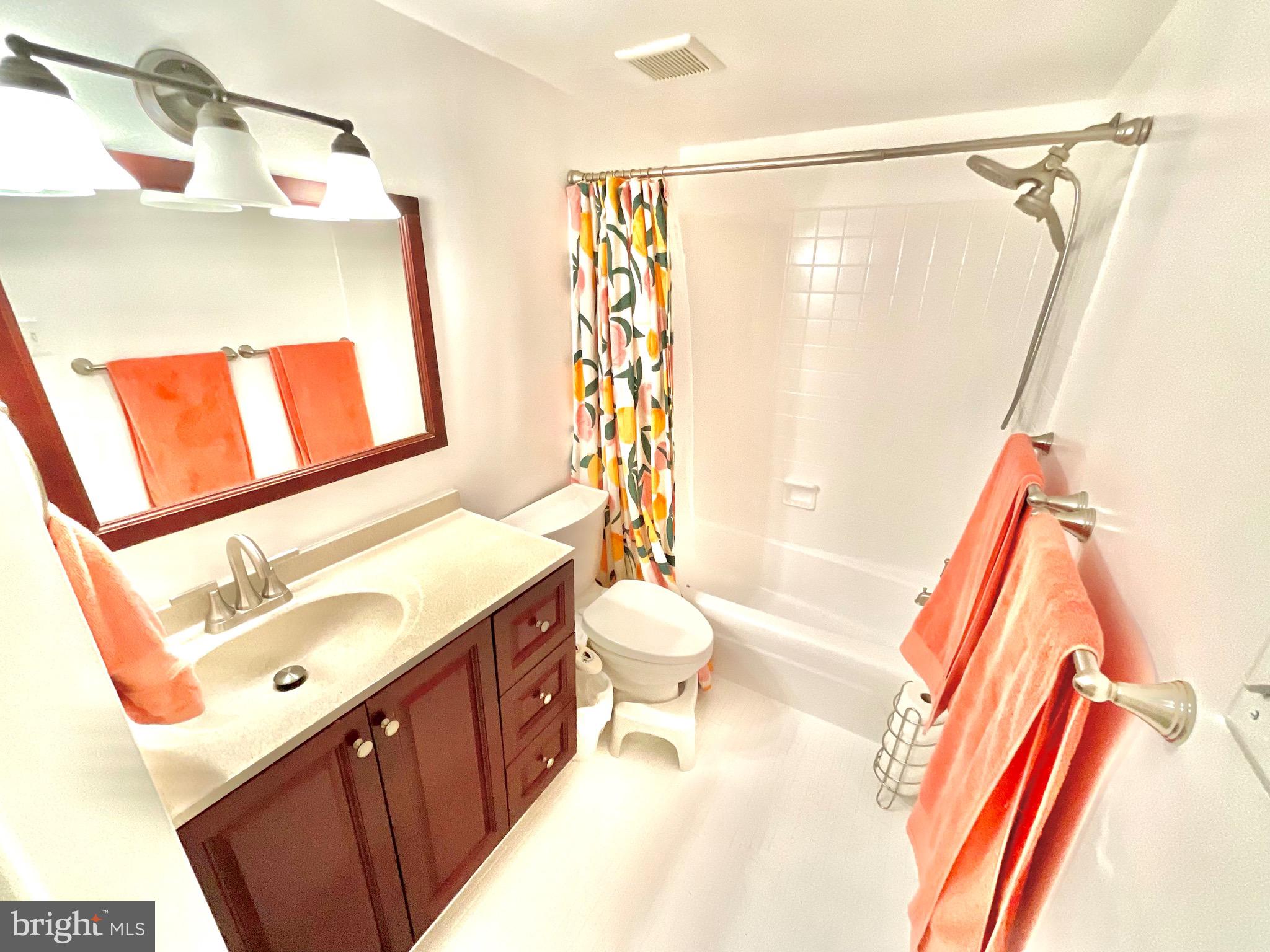 14429 Parkvale Road, Unit 3 Rockville, MD 20853 - Photo 20 of 28 Bathroom from entrance
