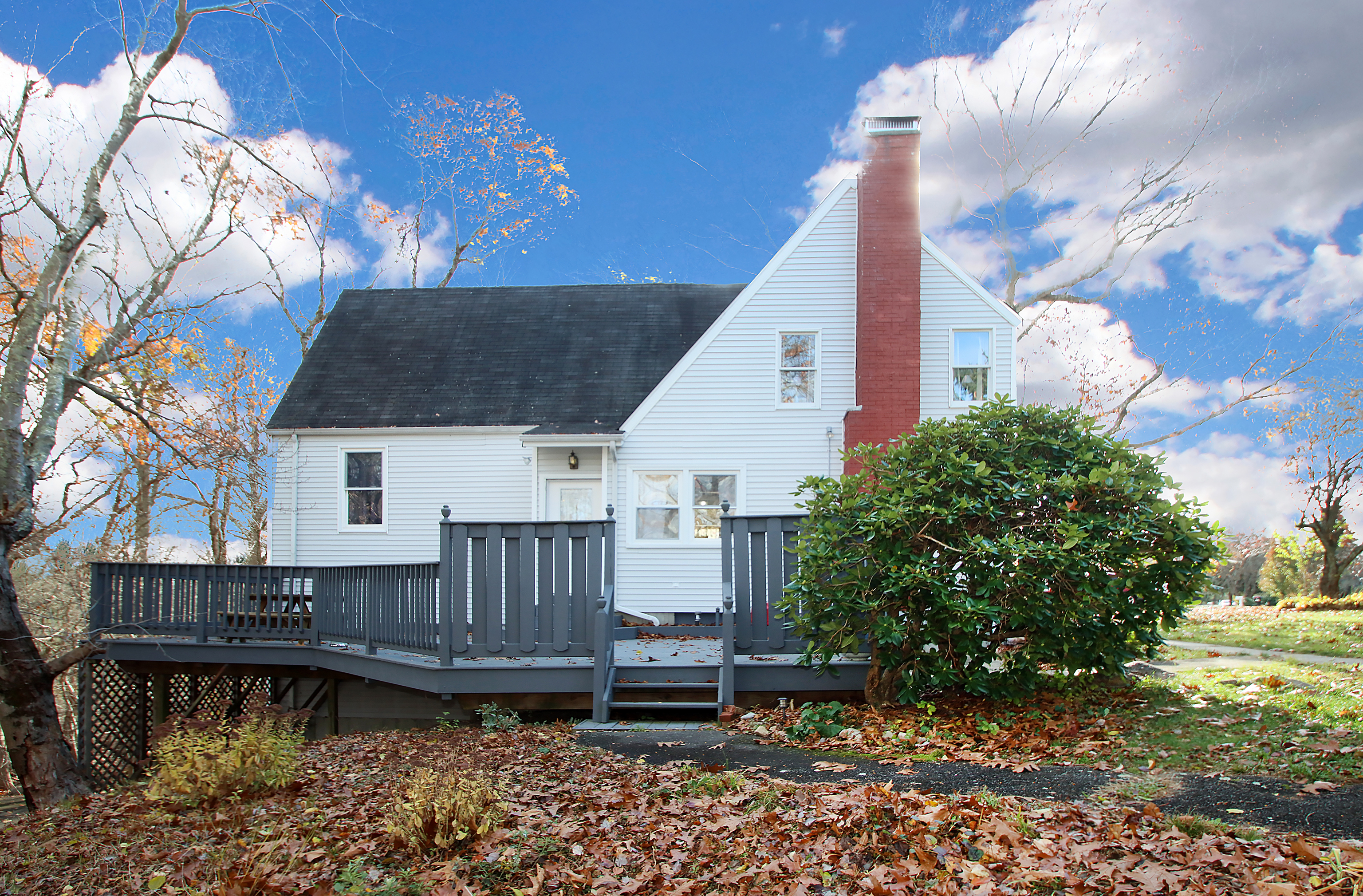 20 Carriage Drive Clinton, CT 06413 - Photo 27 of 31 a house view with a garden space