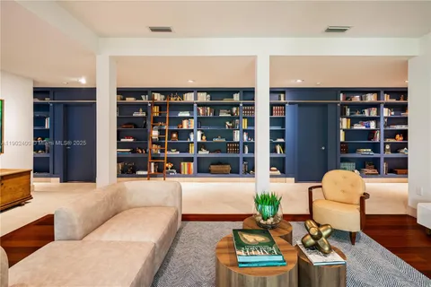 a view of yard with tree