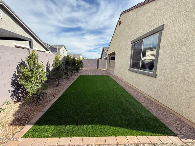 a view of back yard of the house