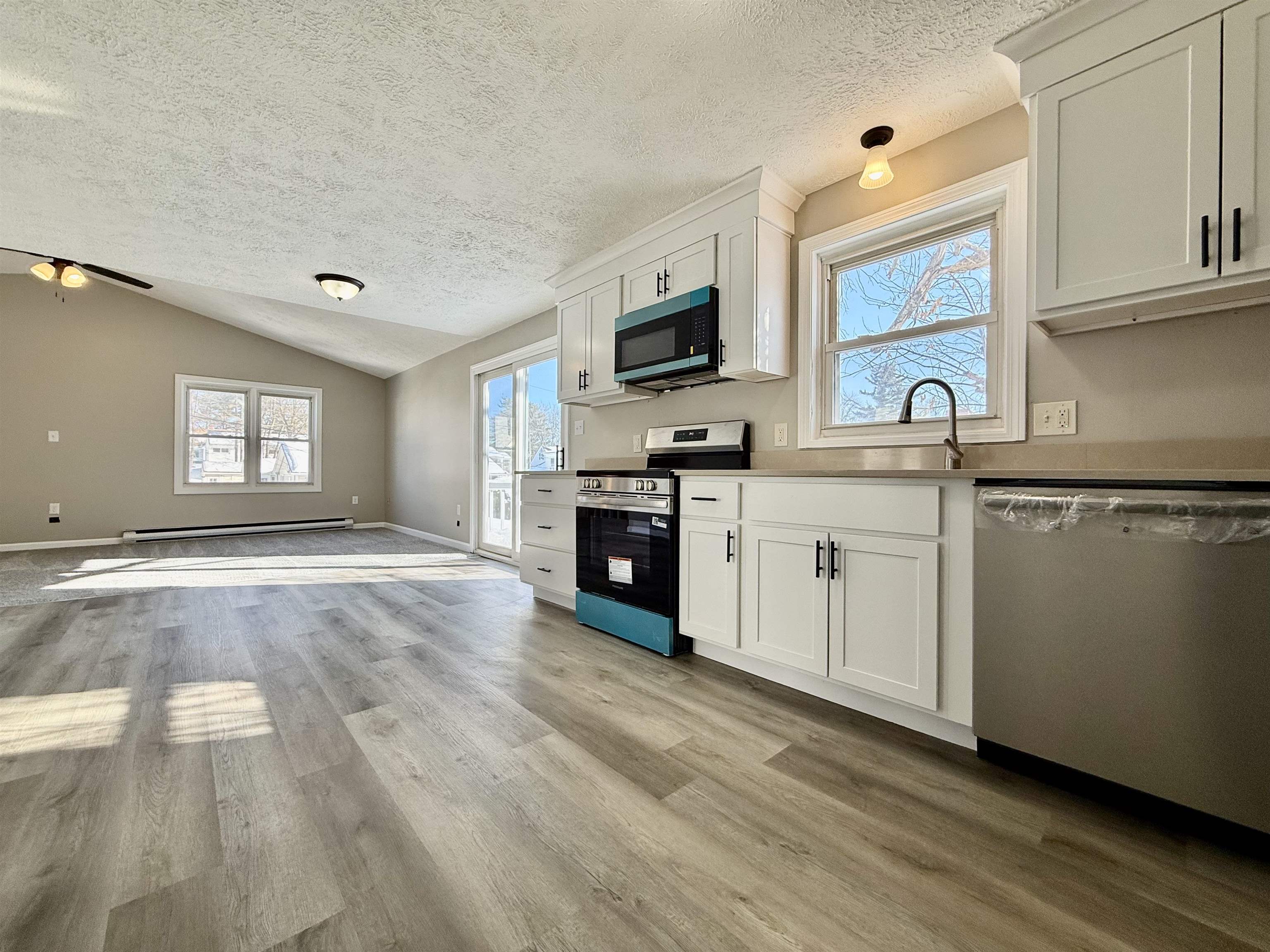 186 Grand Avenue Manchester, NH 03109 - Photo 5 of 37