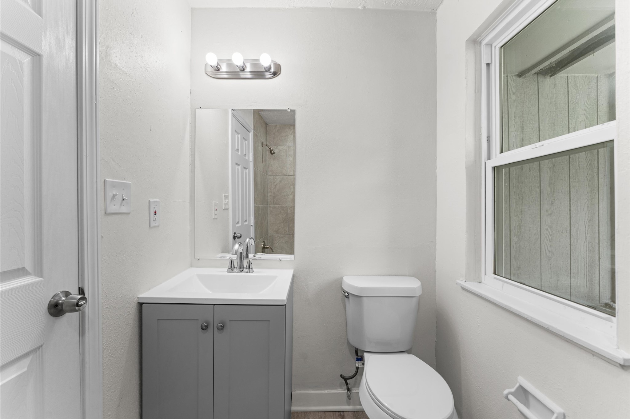 6515 Beekman Road Houston, TX 77021 - Photo 16 of 30 a bathroom with a toilet a sink and mirror