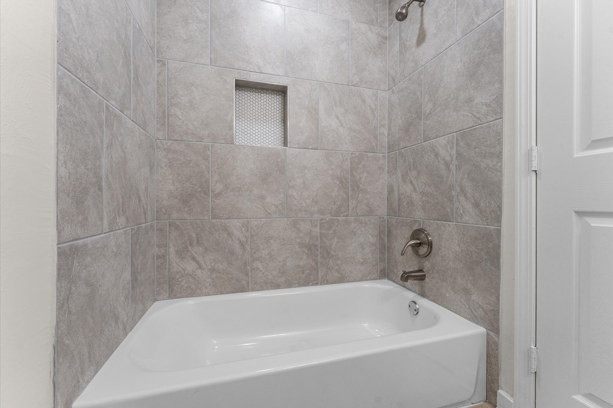 6515 Beekman Road Houston, TX 77021 - Photo 17 of 30 a bathroom with a bathtub