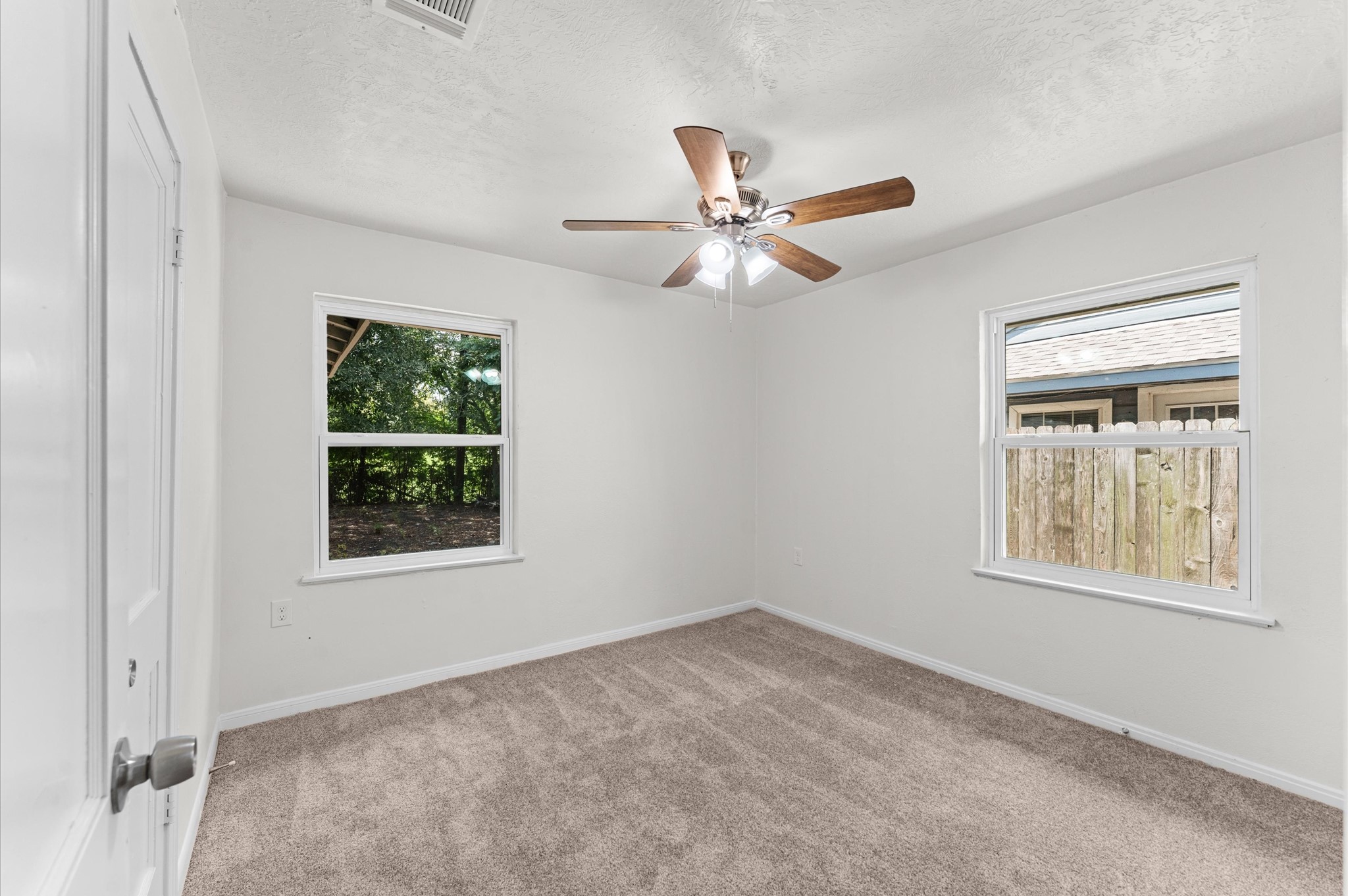 6515 Beekman Road Houston, TX 77021 - Photo 20 of 30 an empty room with a window