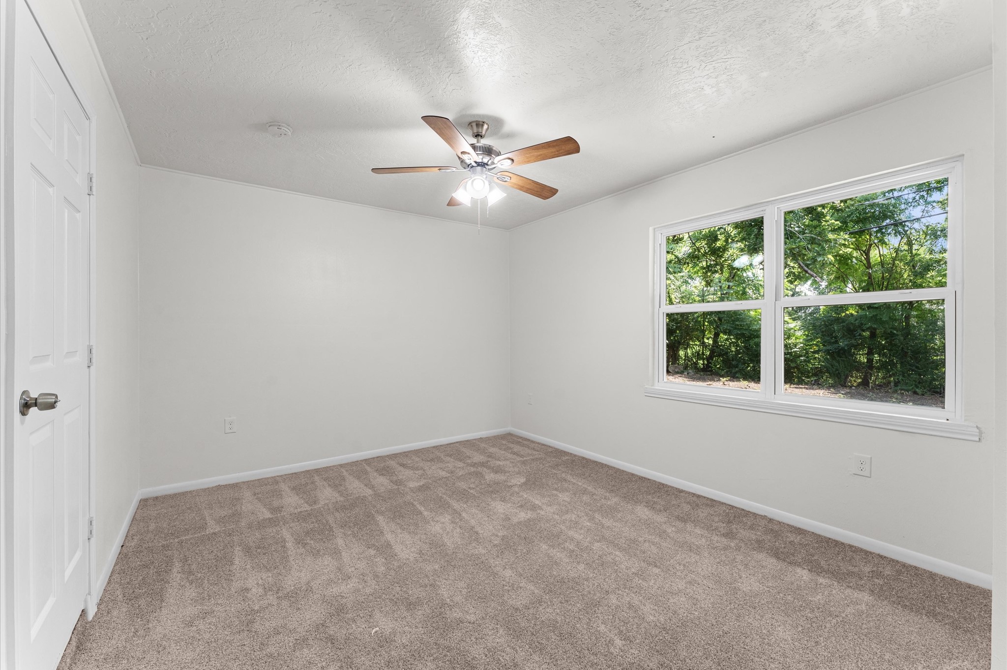 6515 Beekman Road Houston, TX 77021 - Photo 22 of 30 an empty room with a window and a fan