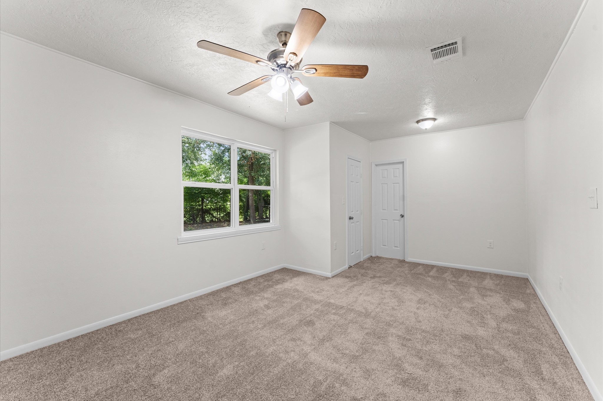 6515 Beekman Road Houston, TX 77021 - Photo 23 of 30 an empty room with windows and fan