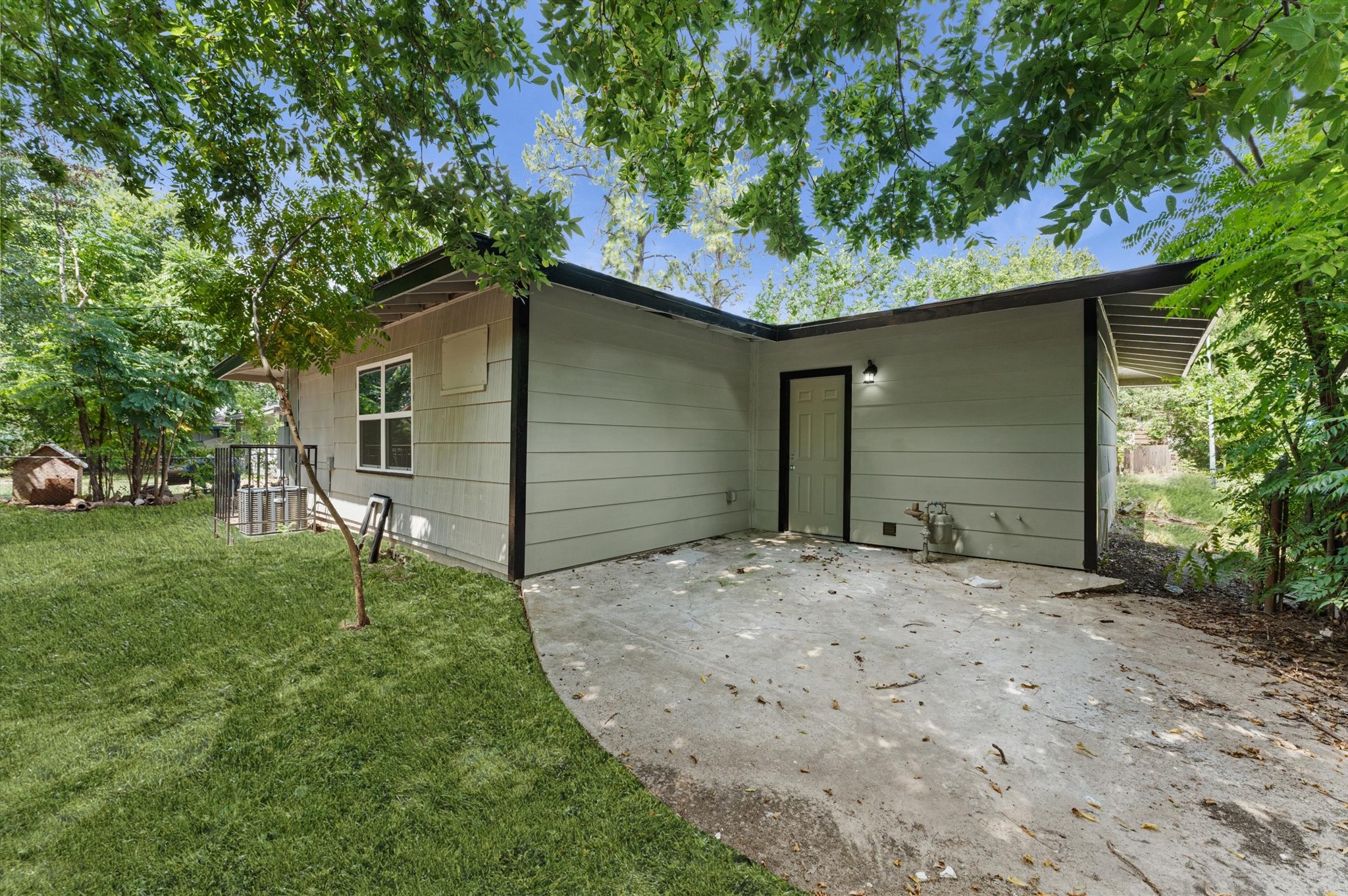 6515 Beekman Road Houston, TX 77021 - Photo 27 of 30 a backyard of a house with plants and trees