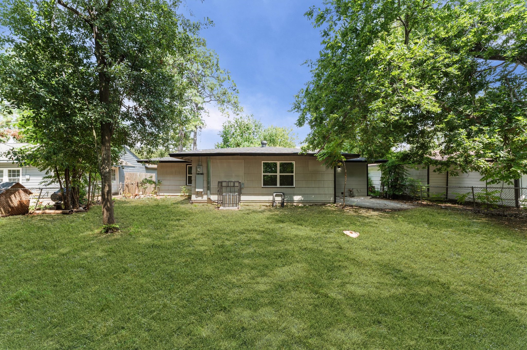 6515 Beekman Road Houston, TX 77021 - Photo 28 of 30 a front view of a house with a garden